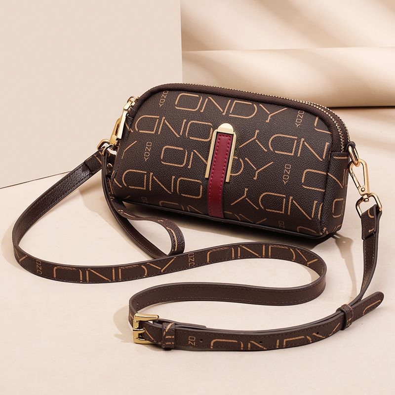 Ženska crossbody torba, kvadratnog dizajna, PVC materijal, zatvarač, za slobodno vrijeme