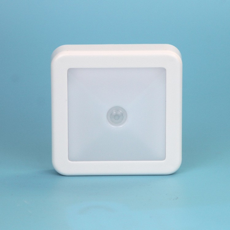 Noćna lampica, kvadratna svjetiljka za ormarić s senzorom pokreta, baterijsko napajanje 5V, plastično sjenilo, moderni minimalistički dizajn, vijek trajanja 10.000 sati