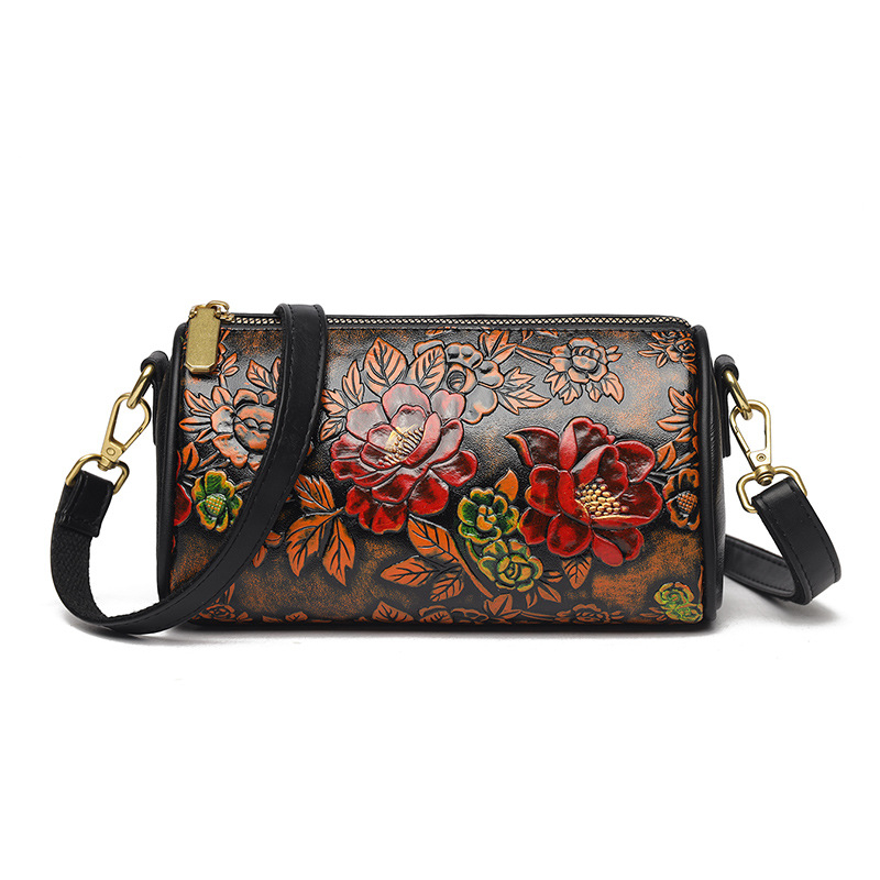 Crossbody torba s jednim remenom; camellia cvjetni motiv u nacionalnom stilu; ručno izrađeni izdržljivi materijal; zatvaranje zatvaračem; unutarnji džepovi: džep sa zatvaračem i džep za mobitel