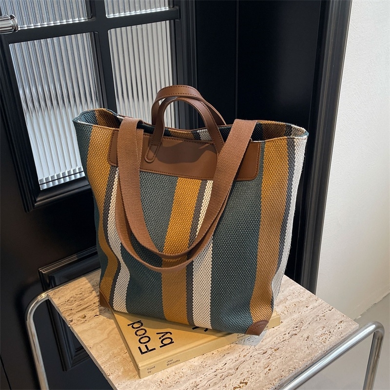 Tote torba od platna, gradski stil, vertikalni kvadratni oblik, zatvaranje zipom, poliester podstava