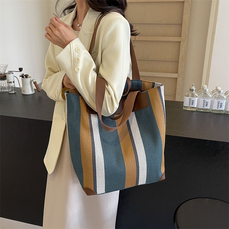 Tote torba od platna, gradski stil, vertikalni kvadratni oblik, zatvaranje zipom, poliester podstava