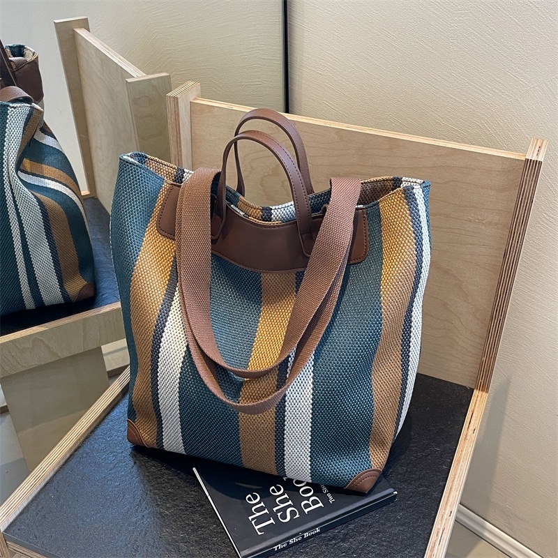 Tote torba od platna, gradski stil, vertikalni kvadratni oblik, zatvaranje zipom, poliester podstava