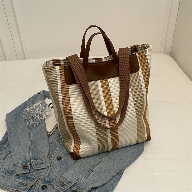 Tote torba od platna, gradski stil, vertikalni kvadratni oblik, zatvaranje zipom, poliester podstava