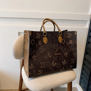 PU tote taška, vertikálny štvorcový tvar, zips, vnútorné vrecká na telefón a občiansky preukaz, dve ramenné popruhy