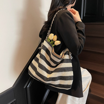 Torba preko ramena, gradski minimalistički stil, pleteni materijal, vodoravni kvadratni oblik, magnetska kopča