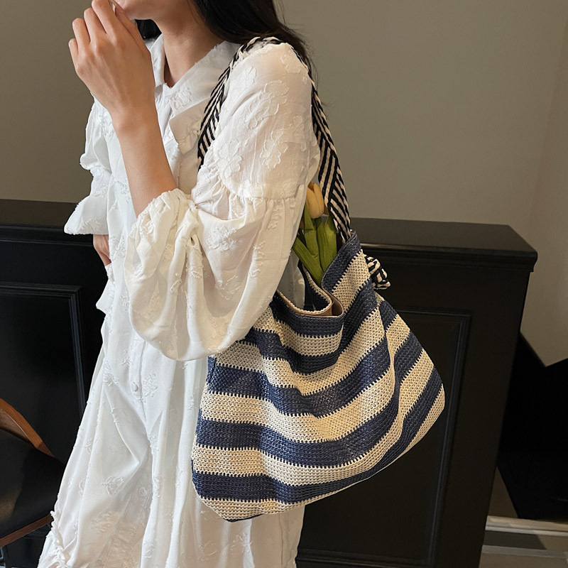 Torba preko ramena, gradski minimalistički stil, pleteni materijal, vodoravni kvadratni oblik, magnetska kopča