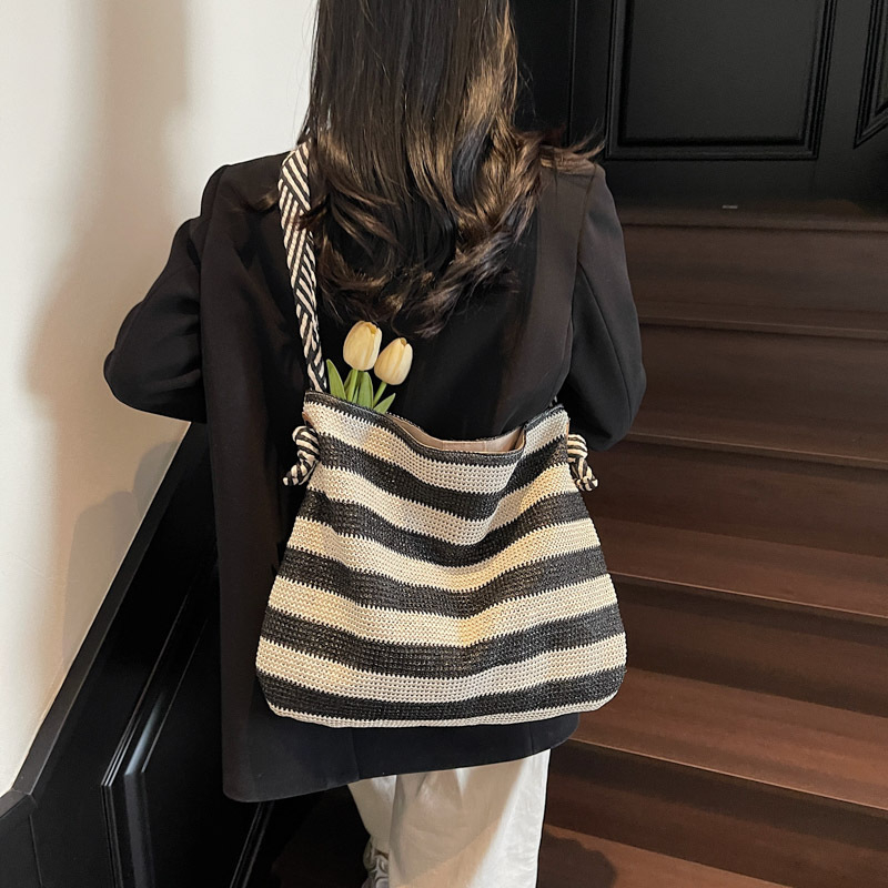 Torba preko ramena, gradski minimalistički stil, pleteni materijal, vodoravni kvadratni oblik, magnetska kopča