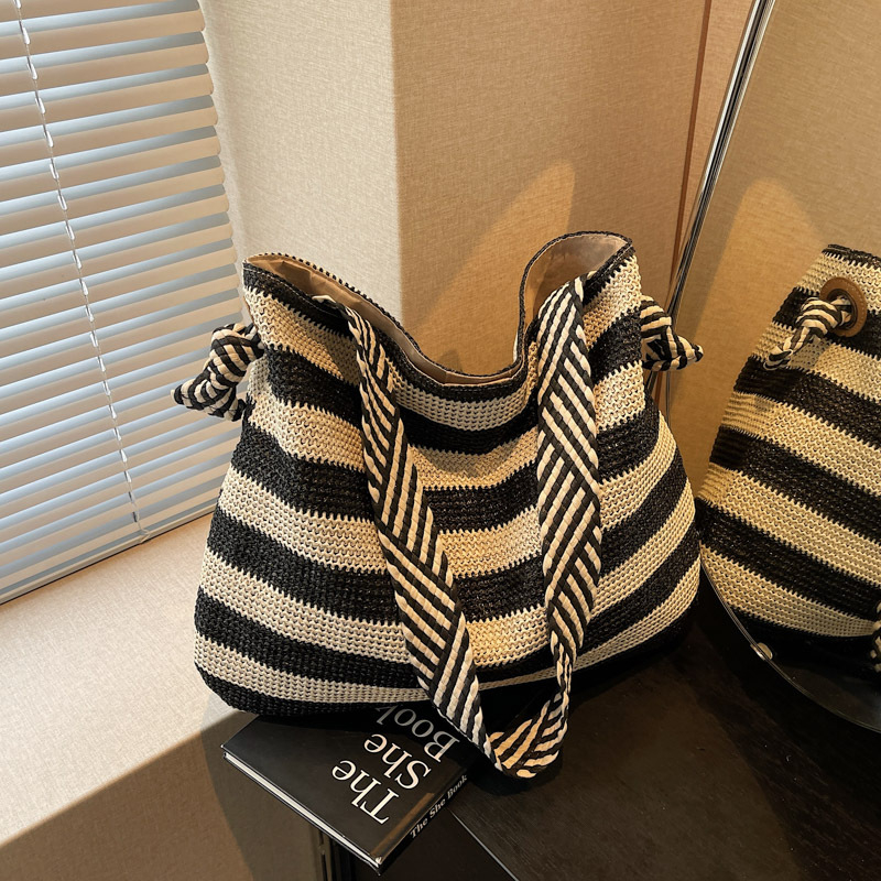 Torba preko ramena, gradski minimalistički stil, pleteni materijal, vodoravni kvadratni oblik, magnetska kopča