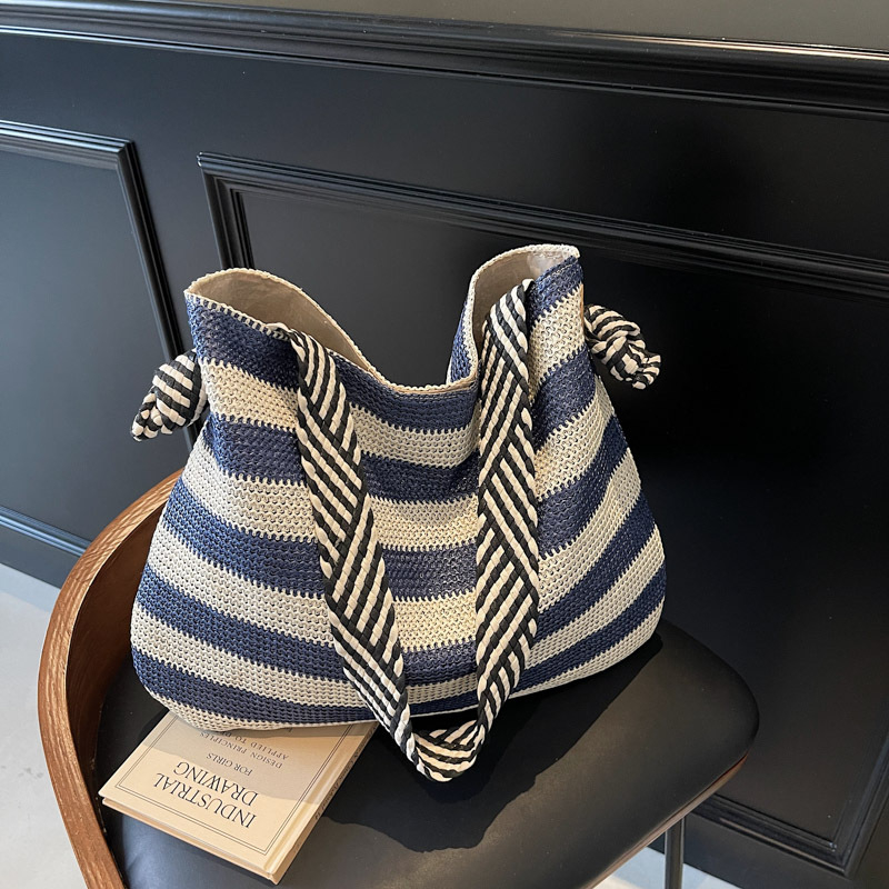 Torba preko ramena, gradski minimalistički stil, pleteni materijal, vodoravni kvadratni oblik, magnetska kopča