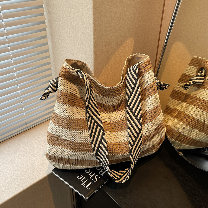 Torba preko ramena, gradski minimalistički stil, pleteni materijal, vodoravni kvadratni oblik, magnetska kopča