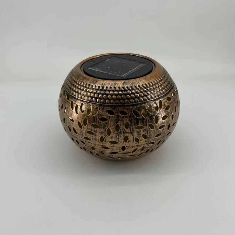 Päikesepõhine kraštovaizdžio lauko apšvietimas; medžiaga: geležis; šviesos šaltinis: saulės energija; IP65 apsauga; galia: 0,5 W