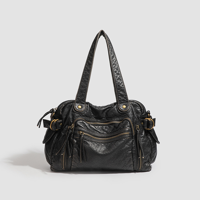 PU anyagú utazótáska vállon, cipzáras záródás, függőleges négyzet alakú, belső cipzáras zseb, Poliészter bélés