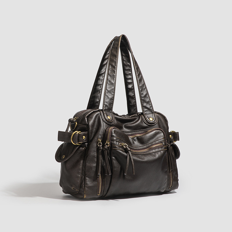 PU anyagú utazótáska vállon, cipzáras záródás, függőleges négyzet alakú, belső cipzáras zseb, Poliészter bélés