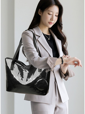 Tote torba u urbanom minimalističkom stilu, visoko kvalitetan materijal, vodoravni kvadratni oblik, zatvarač, poliester materijala