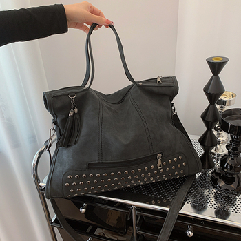 PU odinė Tote rankinė su kniedėmis – horizontalios kvadratinės formos, užtrauktukas, pamušalas poliesterio-pamudo, vienas pečių dirželis, ruduo 2023