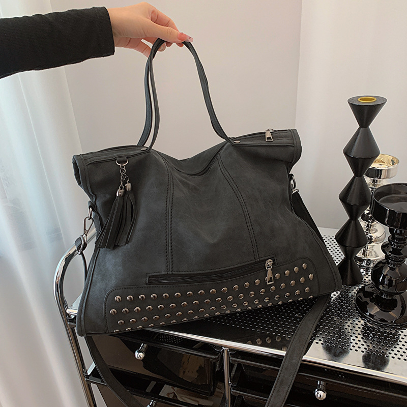 PU odinė Tote rankinė su kniedėmis – horizontalios kvadratinės formos, užtrauktukas, pamušalas poliesterio-pamudo, vienas pečių dirželis, ruduo 2023