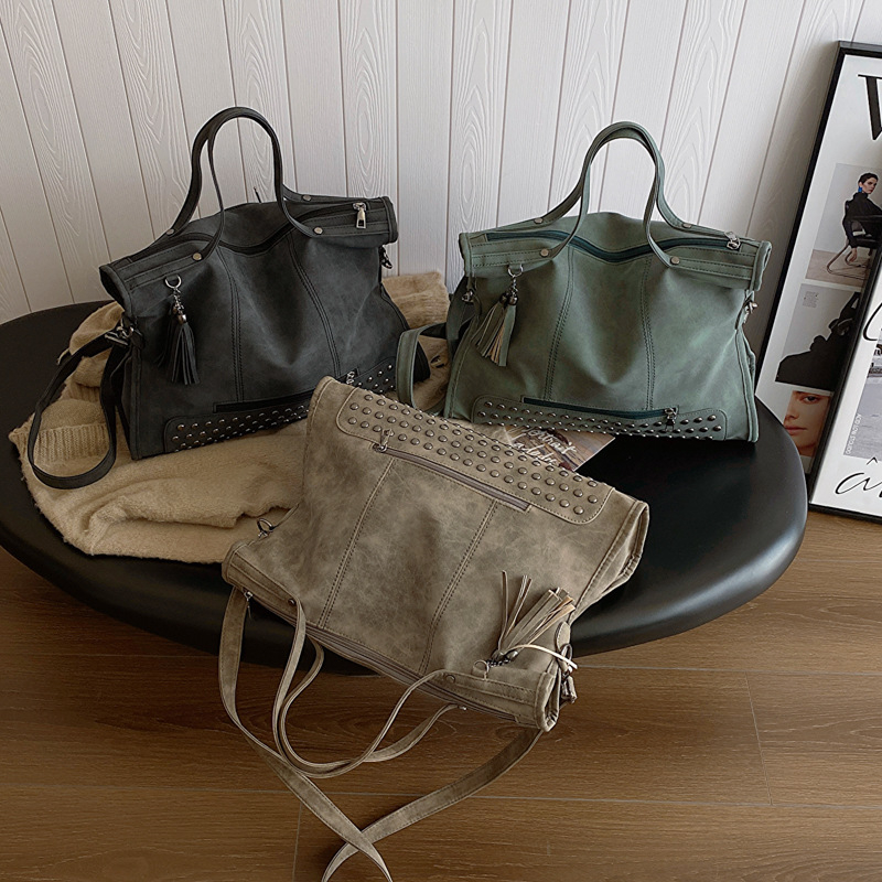 PU odinė Tote rankinė su kniedėmis – horizontalios kvadratinės formos, užtrauktukas, pamušalas poliesterio-pamudo, vienas pečių dirželis, ruduo 2023