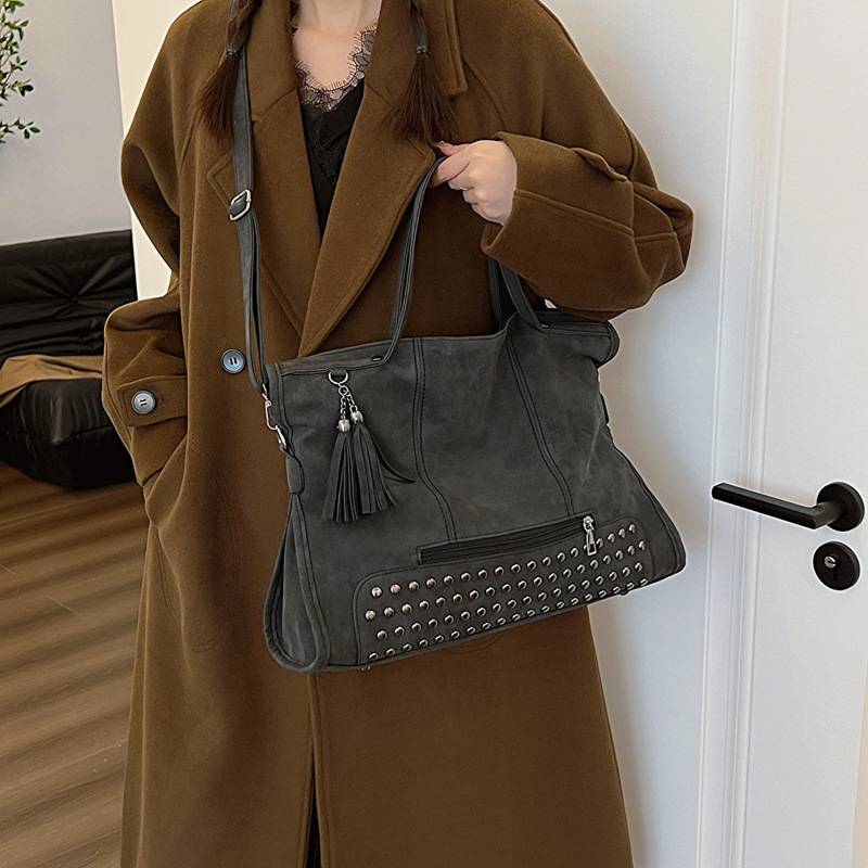 PU odinė Tote rankinė su kniedėmis – horizontalios kvadratinės formos, užtrauktukas, pamušalas poliesterio-pamudo, vienas pečių dirželis, ruduo 2023