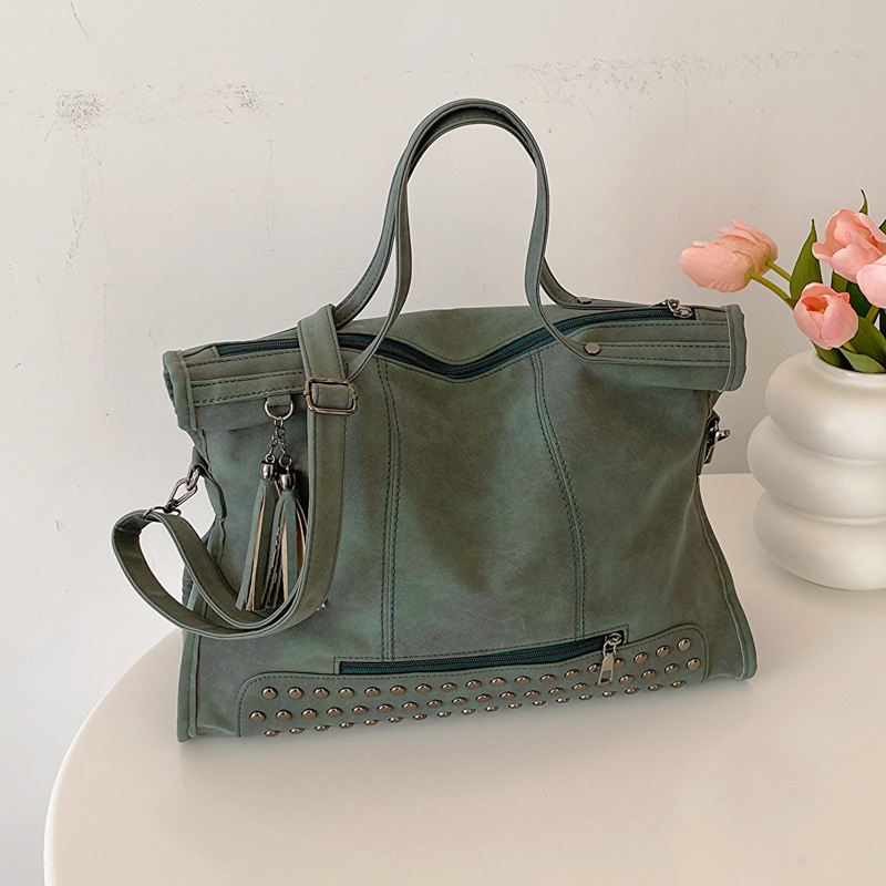 PU odinė Tote rankinė su kniedėmis – horizontalios kvadratinės formos, užtrauktukas, pamušalas poliesterio-pamudo, vienas pečių dirželis, ruduo 2023