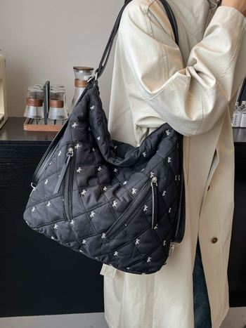 Geantă din bumbac pentru femei — street trend; material bumbac; formă orizontală pătrată; închidere cu fermoar (Street trend; Bumbac; Formă orizontală pătrată; Fermoar)