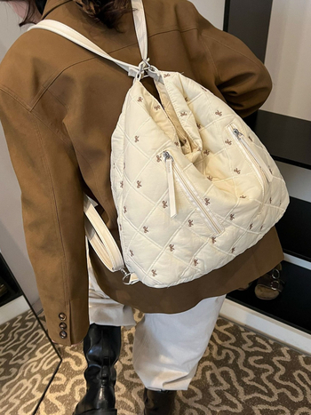 Geantă din bumbac pentru femei — street trend; material bumbac; formă orizontală pătrată; închidere cu fermoar (Street trend; Bumbac; Formă orizontală pătrată; Fermoar)