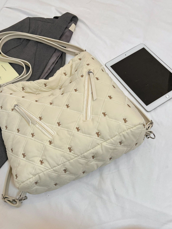 Geantă din bumbac pentru femei — street trend; material bumbac; formă orizontală pătrată; închidere cu fermoar (Street trend; Bumbac; Formă orizontală pătrată; Fermoar)