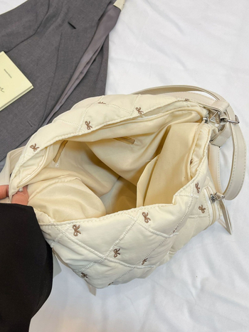 Geantă din bumbac pentru femei — street trend; material bumbac; formă orizontală pătrată; închidere cu fermoar (Street trend; Bumbac; Formă orizontală pătrată; Fermoar)