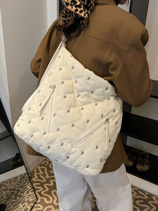 Geantă din bumbac pentru femei — street trend; material bumbac; formă orizontală pătrată; închidere cu fermoar (Street trend; Bumbac; Formă orizontală pătrată; Fermoar)