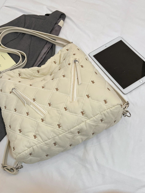 Geantă din bumbac pentru femei — street trend; material bumbac; formă orizontală pătrată; închidere cu fermoar (Street trend; Bumbac; Formă orizontală pătrată; Fermoar)