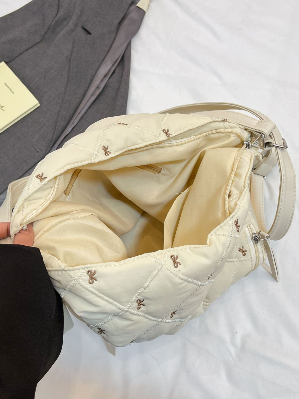 Geantă din bumbac pentru femei — street trend; material bumbac; formă orizontală pătrată; închidere cu fermoar (Street trend; Bumbac; Formă orizontală pătrată; Fermoar)