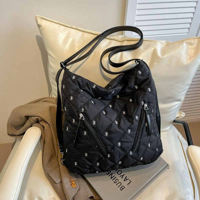 Geantă din bumbac pentru femei — street trend; material bumbac; formă orizontală pătrată; închidere cu fermoar (Street trend; Bumbac; Formă orizontală pătrată; Fermoar)