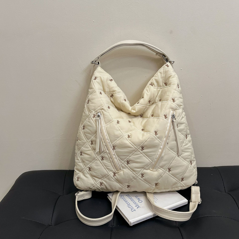 Geantă din bumbac pentru femei — street trend; material bumbac; formă orizontală pătrată; închidere cu fermoar (Street trend; Bumbac; Formă orizontală pătrată; Fermoar)