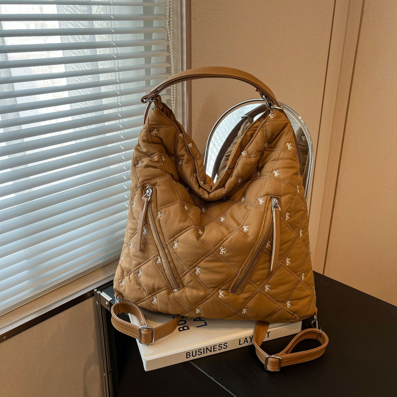 Geantă din bumbac pentru femei — street trend; material bumbac; formă orizontală pătrată; închidere cu fermoar (Street trend; Bumbac; Formă orizontală pătrată; Fermoar)