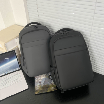 Ruksak za prijenosno računalo do 15 inča, vodootporan i izdržljiv, kapacitet ispod 20 L, materijal kožni film, podstava poliester, gradski minimalistički stil