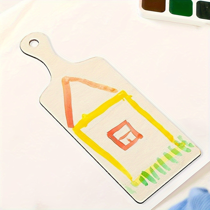 Mini drveni ukras za vješanje s dječjim grafitima — drvena pločica, moderni minimalistički stil