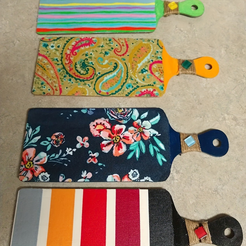 Mini drveni ukras za vješanje s dječjim grafitima — drvena pločica, moderni minimalistički stil