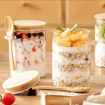 Stiklo laikymo indas su bambuko dangteliu ir medine šaukšteliu — aukštos kokybės borosilikatinis stiklas, drėgmės atsparumas, šiuolaikinis minimalistinis stilius