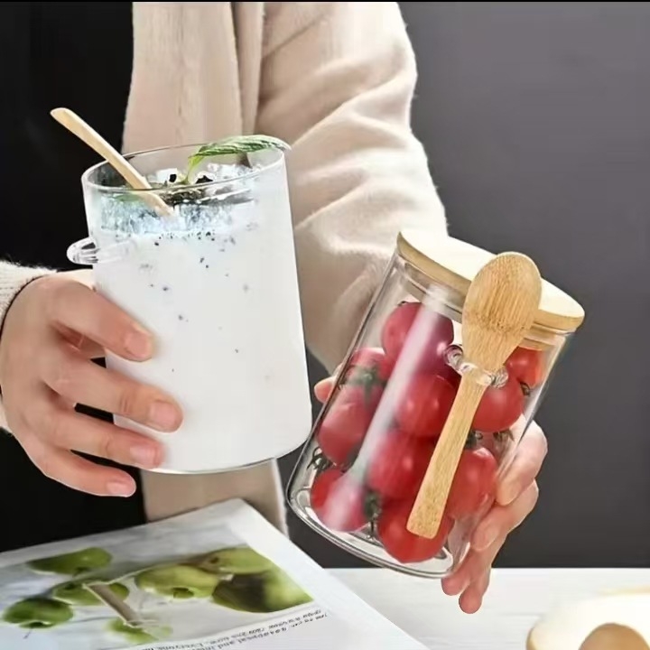 Stiklo laikymo indas su bambuko dangteliu ir medine šaukšteliu — aukštos kokybės borosilikatinis stiklas, drėgmės atsparumas, šiuolaikinis minimalistinis stilius