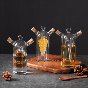 Dviejų sluoksnių karščiui atsparus stiklo aliejaus indas su kamštinio dangteliu, dvigubo naudojimo aliejui ir padažui, šiuolaikinis minimalistinis stilius, logotipo spausdinimo galimybė