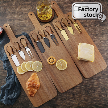 Medinis sūrio padėklų rinkinys su akacijos medienos peiliu ir skraptuku; nereguliarus formos; šiaurinis vėjo stilius; vientisas raštas; spausdintas logotipas; pritaikymas