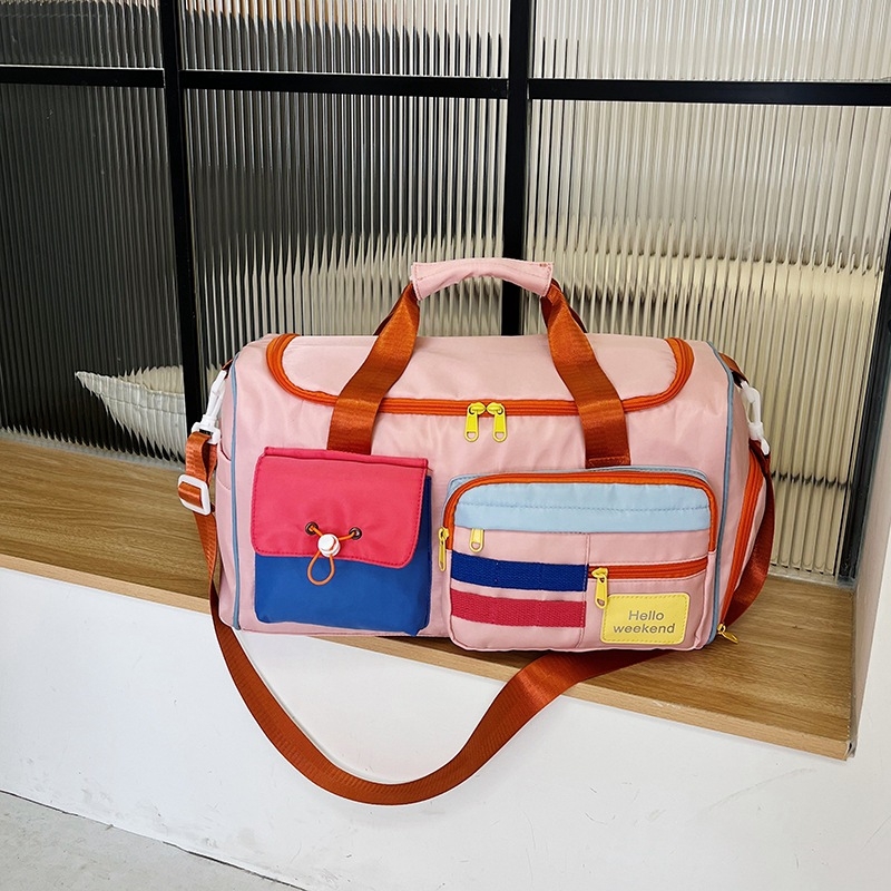 Putna torba s odjeljkom za suho/mokro i odvojenim pretincem za cipele; najlon, kapacitet 20–35 L, zatvaranje na zip.