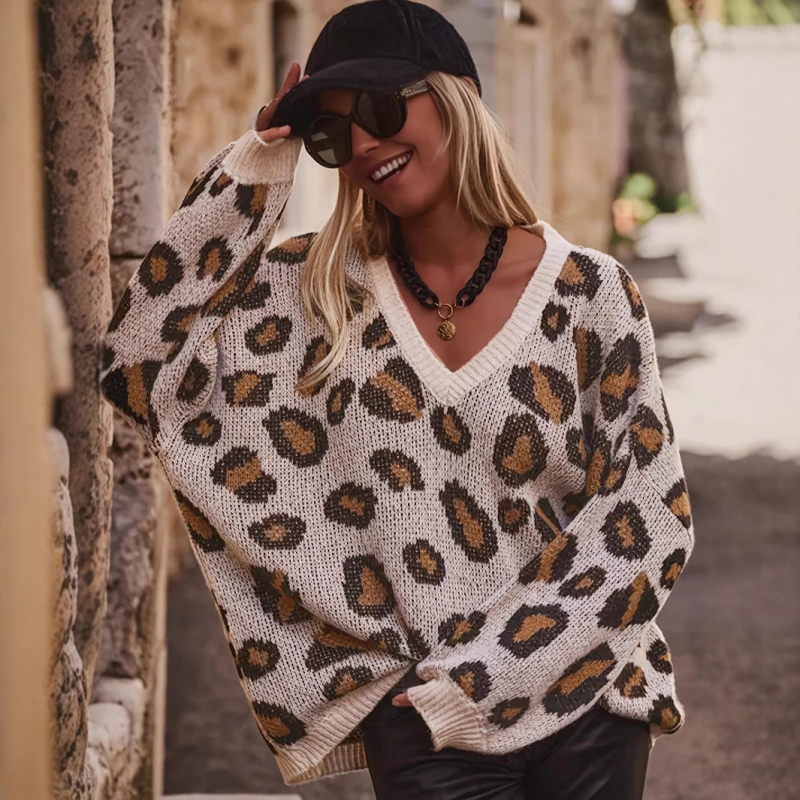 Džemper od viskoznog vlakna s geometrijskim uzorkom, ležernog kroja, V-izreza, dugim rukavima.