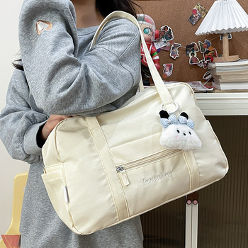 Tote torba u ulicnom stilu, najlon materijal, zatvarač na zip, džep za mobitel