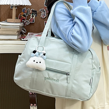 Tote torba u ulicnom stilu, najlon materijal, zatvarač na zip, džep za mobitel