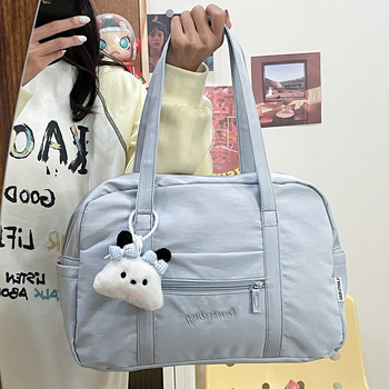 Tote torba u ulicnom stilu, najlon materijal, zatvarač na zip, džep za mobitel