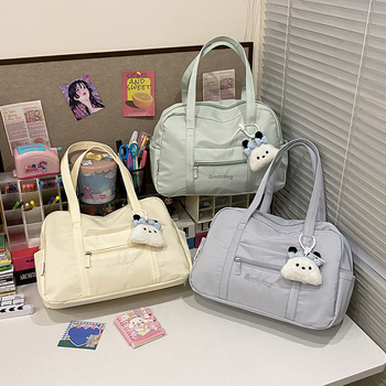 Tote torba u ulicnom stilu, najlon materijal, zatvarač na zip, džep za mobitel