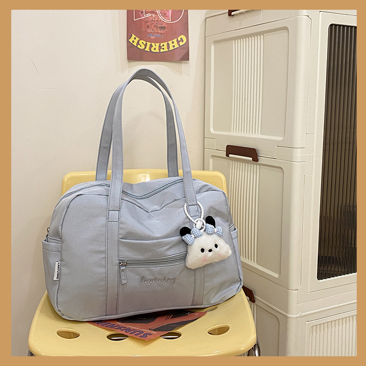 Tote torba u ulicnom stilu, najlon materijal, zatvarač na zip, džep za mobitel