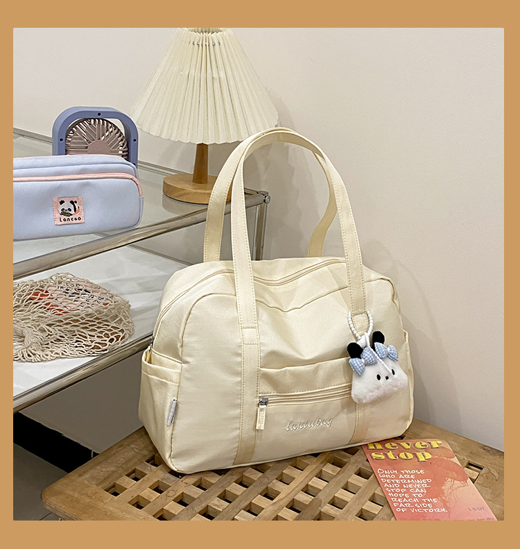 Tote torba u ulicnom stilu, najlon materijal, zatvarač na zip, džep za mobitel