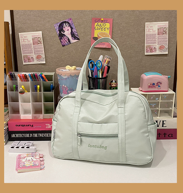 Tote torba u ulicnom stilu, najlon materijal, zatvarač na zip, džep za mobitel