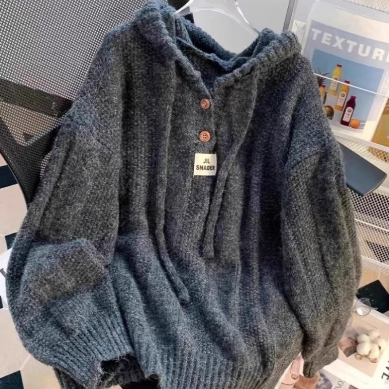 Moteriški storas megztinis su gobtuvu - akrilo audinys, vientisas raštas, laisvas kirpimas, ilgos rankovės (Medžiaga: Akrilas; Storis: Stor; Raštas: Vientisas; Kirpimas: Laisvas; Gobtuvas: Su gobtuvu)